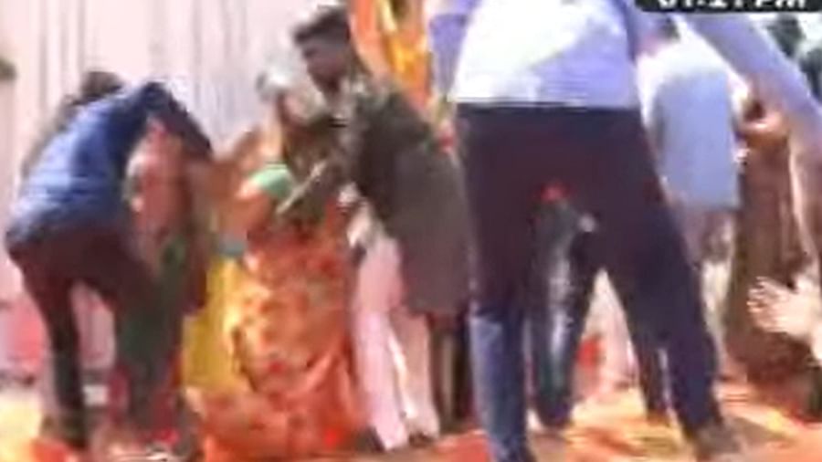 The stage of Raj Thackeray's program collapsed, some women got stuck